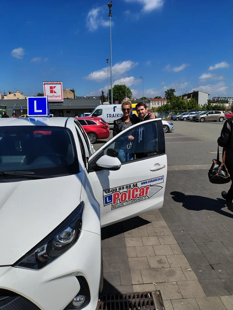 Instruktorka Gosia z kursantem przy samochodzie Pol Car